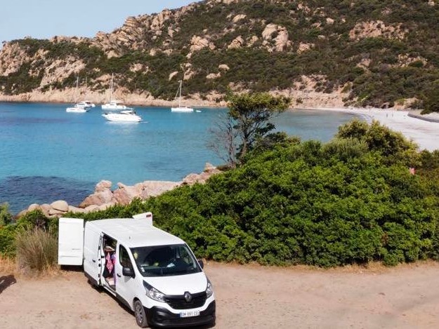 Plage Corse Renault traffic aménagé Camping